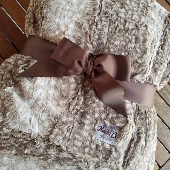 KEIKI CO. Luxury Throw 💖 NWT - Picture 1 of 4